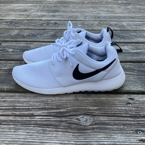Running Shoes: White Nike Roshes Women's Sneakers - Picture 2 of 11